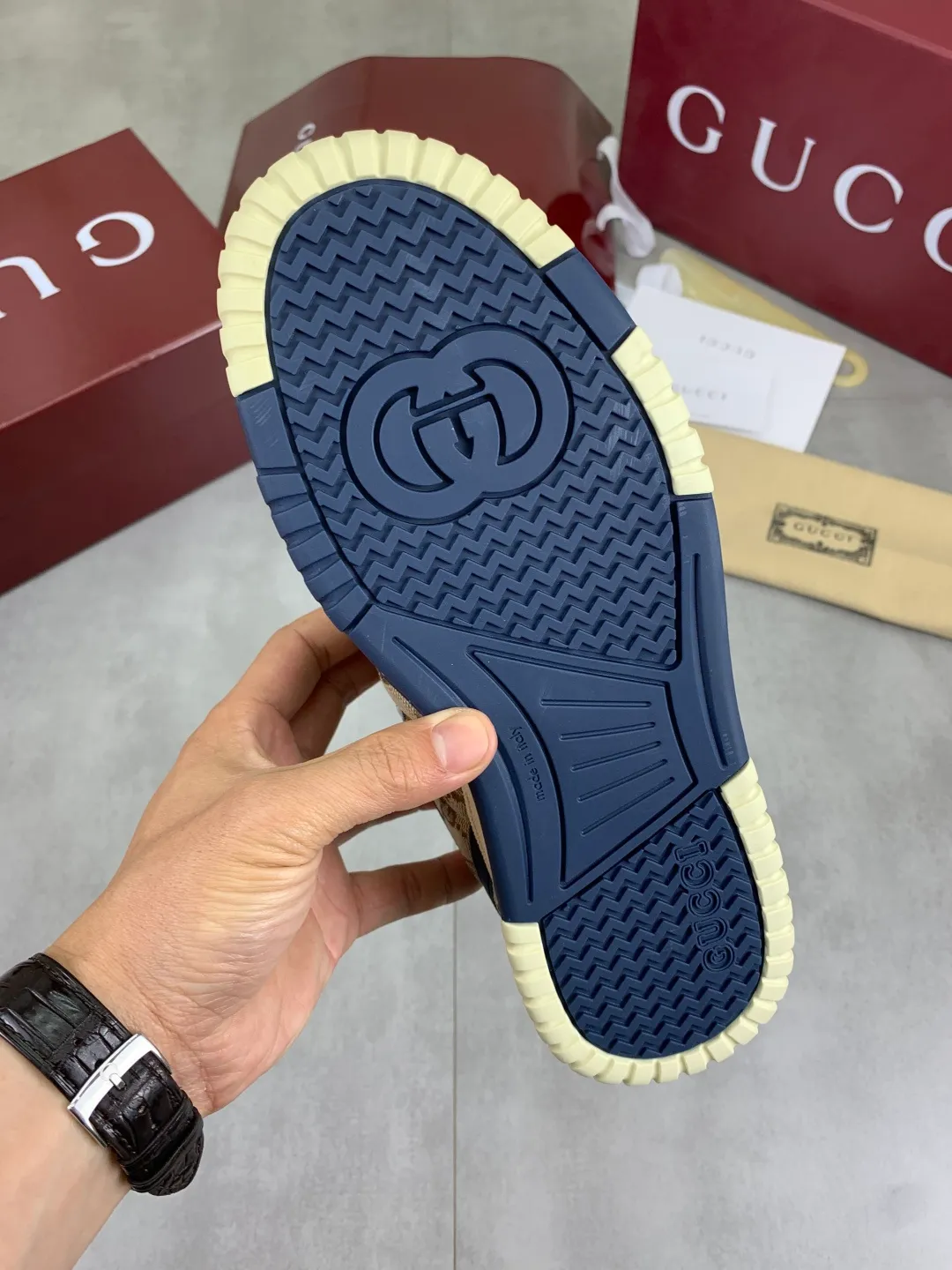 Men's men's shoes 💰P620 new style 🐍🐍🐍 Gucci Gucci couple 🧑‍🤝‍🧑 autumn and winter low-end catwalk casual sneakers, top version! The oil edge craftsmanship is reproduced one to one. New model for early spring, creating a perfect style, cool and sassy, ​​c-position fashionable wear, classic shoe style with retro and futuristic feel, showing exquisite texture! Open mold to customize high-density outsole. Comes fully packaged. Size: Female 35-40 Male 39-45 Fabric: Imported calfskin punching Lining: Imported original sheepskin lining